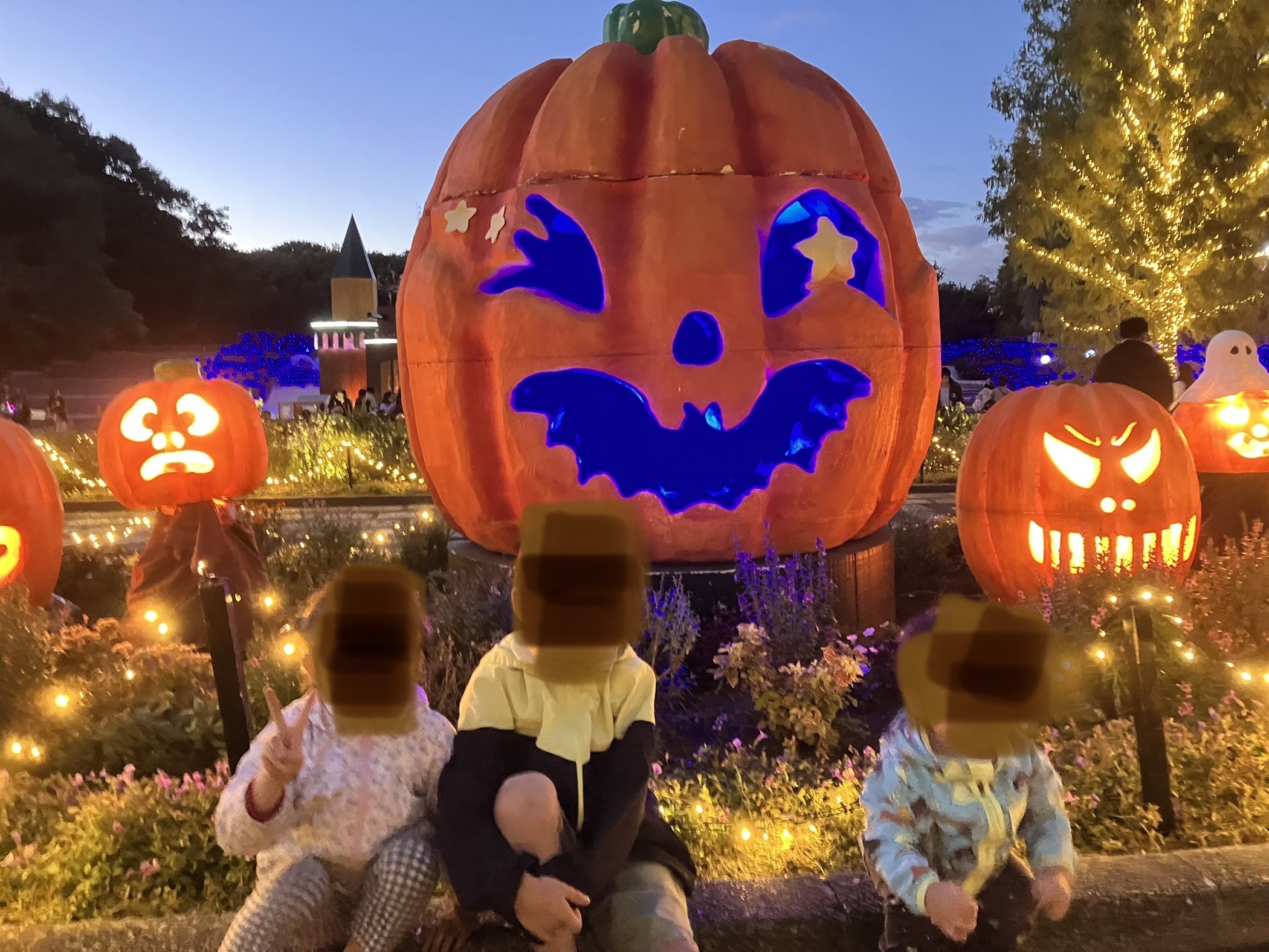 ハロウィンイベント会場での家族写真