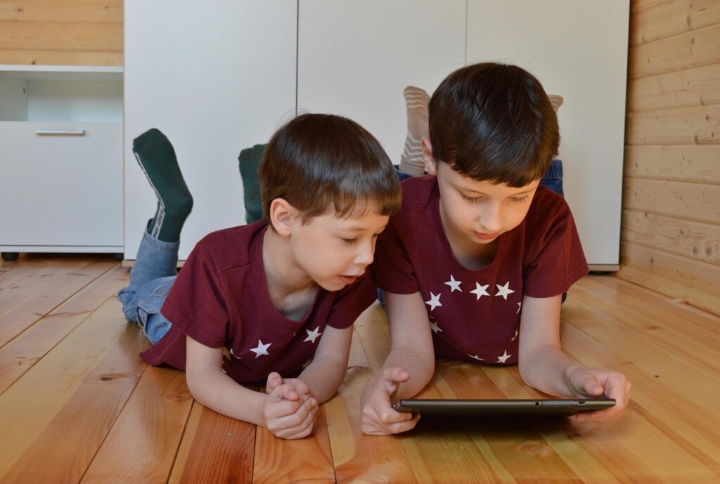 タブレットで勉強している子供